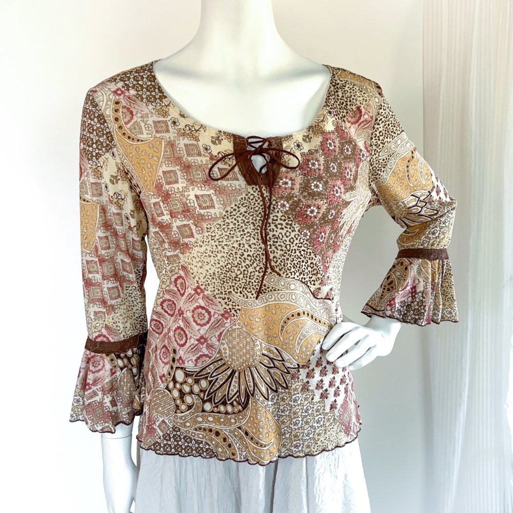 Vintage Boho Floral Print Ruffled Sleeve Blouse with Lace-Up Neckline 🌺